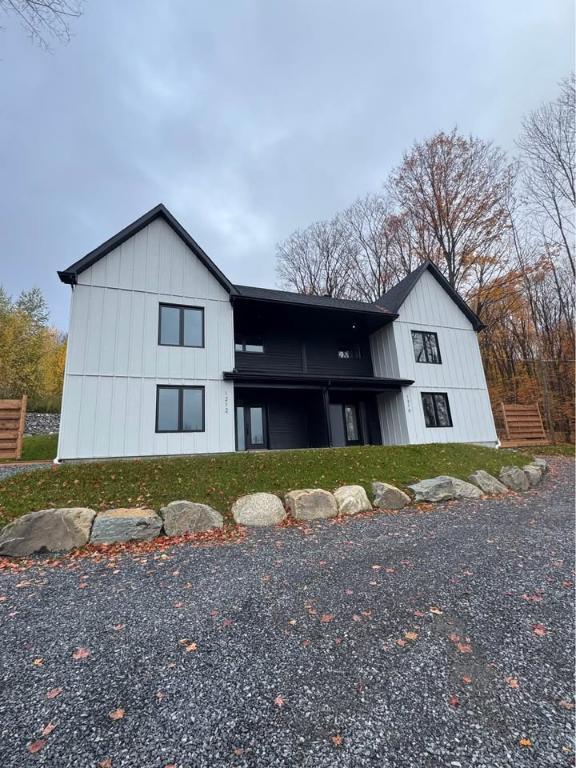 Jumelé neuf à louer Shefford