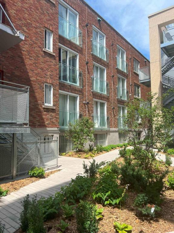 STUDIO RENOVE AVEC VUE IMPRENNABLE SUR UN JARDIN PRIVÉ