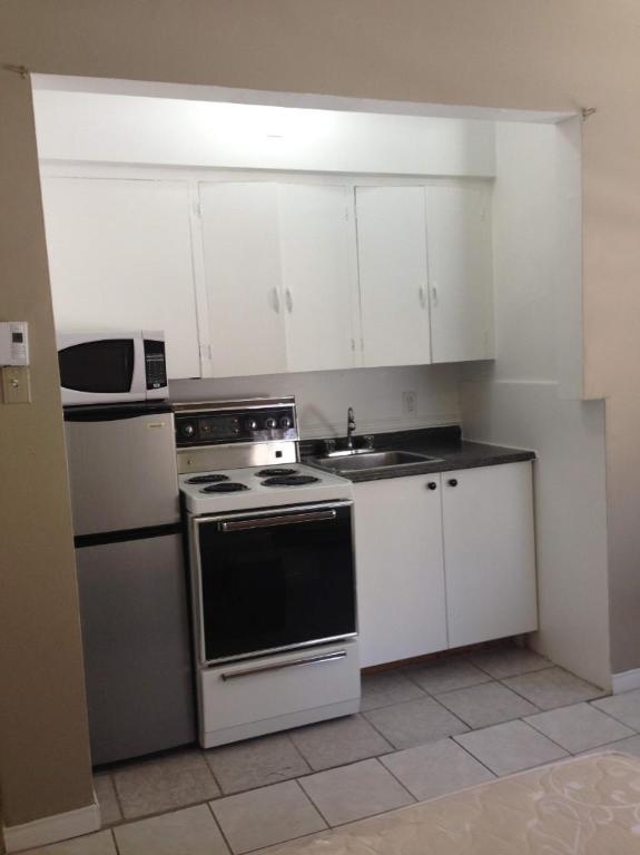 STUDIO RENOVE AVEC VUE IMPRENNABLE SUR UN JARDIN PRIVÉ