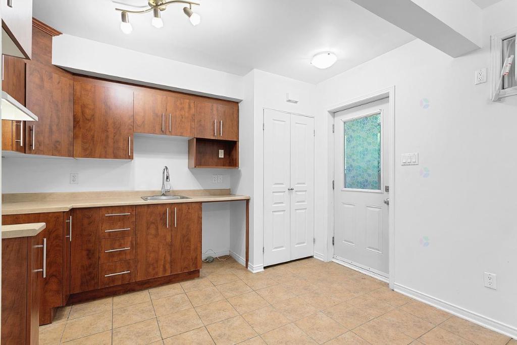 Appartement 1 CC en semi sous-sol //DISPONIBLE DÈS MAINTENANT