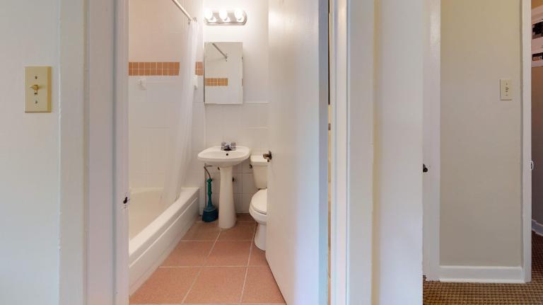 GHETTO MCGILL- 3 ½ RÉNOVÉ & MEUBLÉ – 1 CHAMBRE FERMÉE