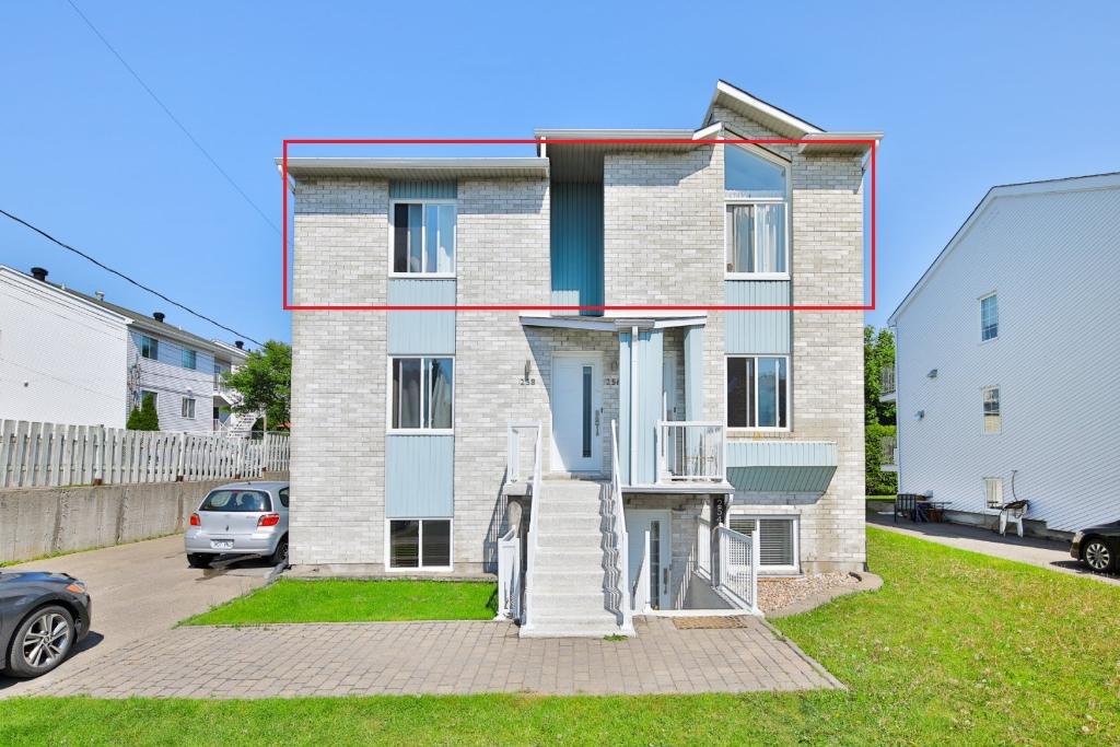 Grand 4 ½ de style condo entièrement rénové – Dernier étage d’un triplex à Sainte-Thérèse !