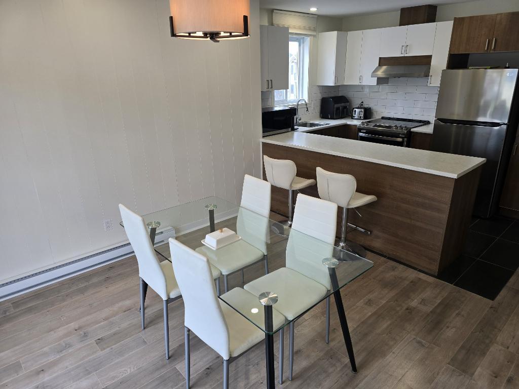 Grand 4 ½ de style condo entièrement rénové – Dernier étage d’un triplex à Sainte-Thérèse !