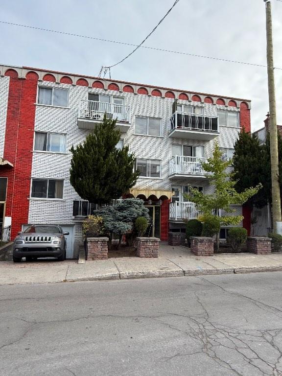 Grand 4 1/2 Marquette près belanger