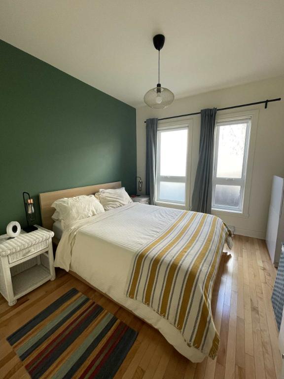 Grand 3 1/2 lumineux avec terrasse privée juste à côté du métro Frontenac.