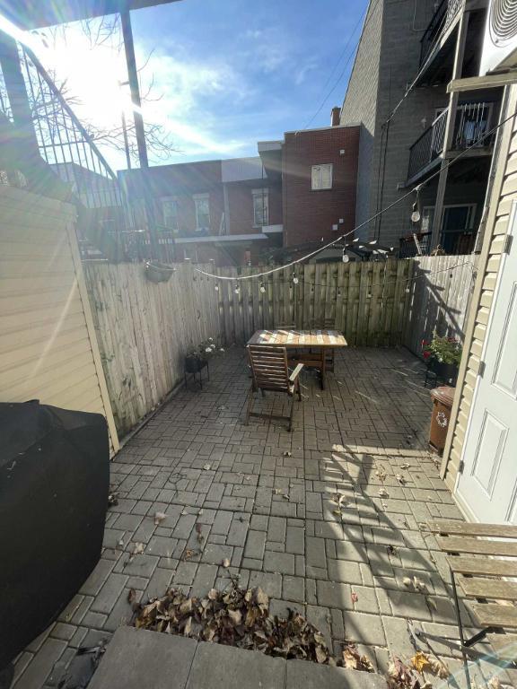 Grand 3 1/2 lumineux avec terrasse privée juste à côté du métro Frontenac.