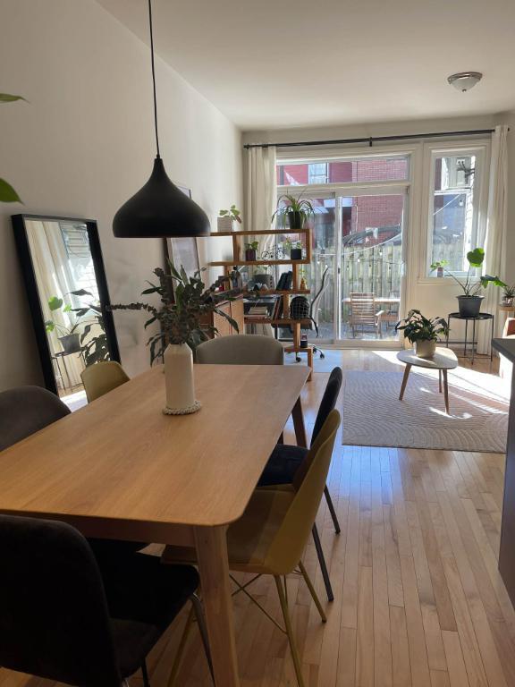 Grand 3 1/2 lumineux avec terrasse privée juste à côté du métro Frontenac.