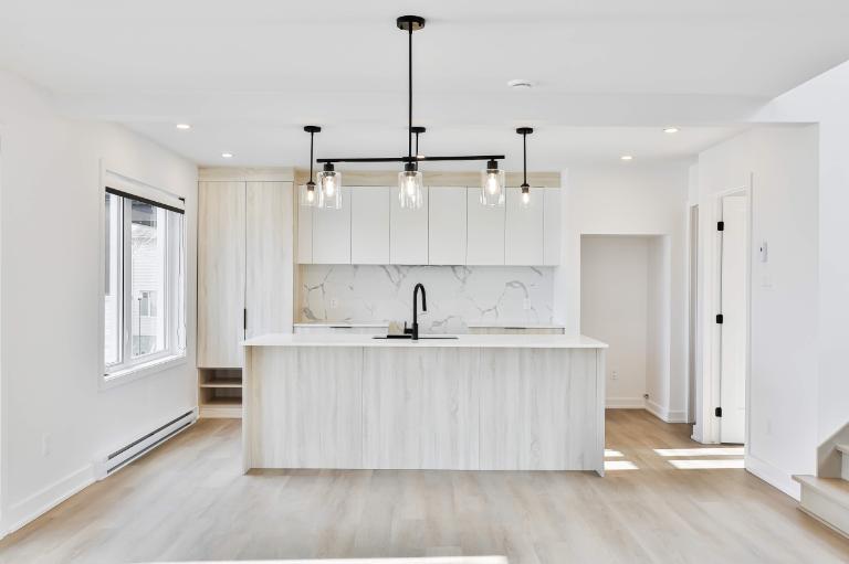 3 CH - 2 SDB - Sainte-Agathe-des-Monts - $2,175 /mo