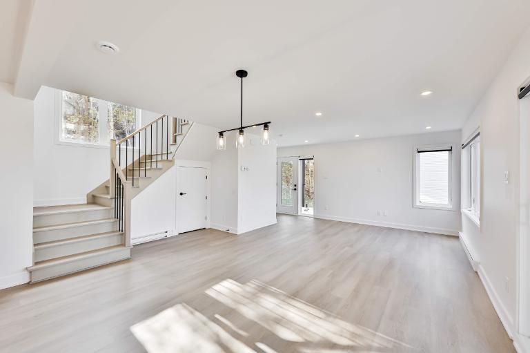 3 CH - 2 SDB - Sainte-Agathe-des-Monts - $2,175 /mo