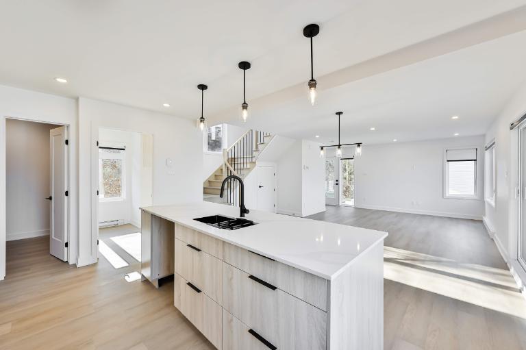 3 CH - 2 SDB - Sainte-Agathe-des-Monts - $2,175 /mo