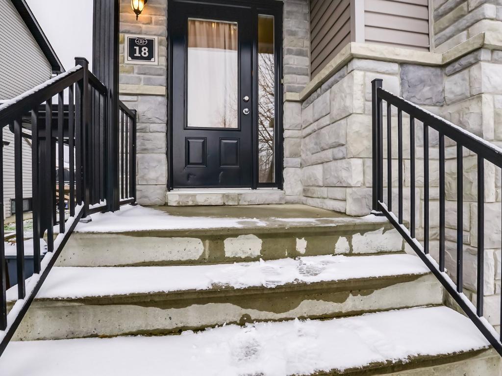 Logement maison 5 et demi : 2 550$ / mois Libre maintenant