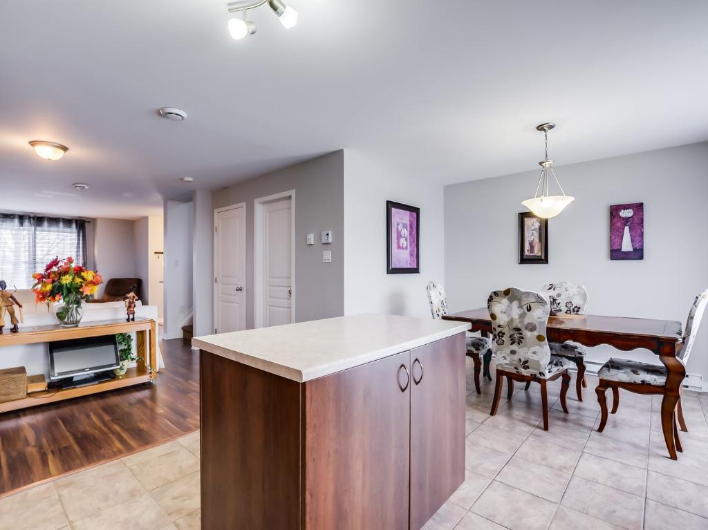 Logement maison 5 et demi : 2 550$ / mois Libre maintenant