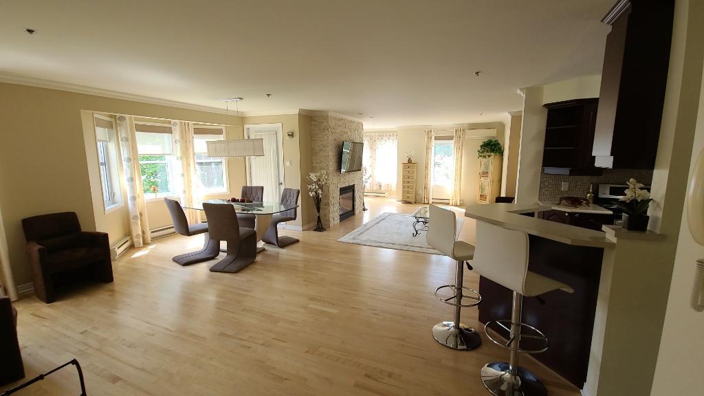 Condo 1275pi² à Ste-Julie : électroménagers, meubles, Borne de recharge, 2 cambres, 1 bureau, 2 salles de bain, cuisine, salle à manger et espace de s