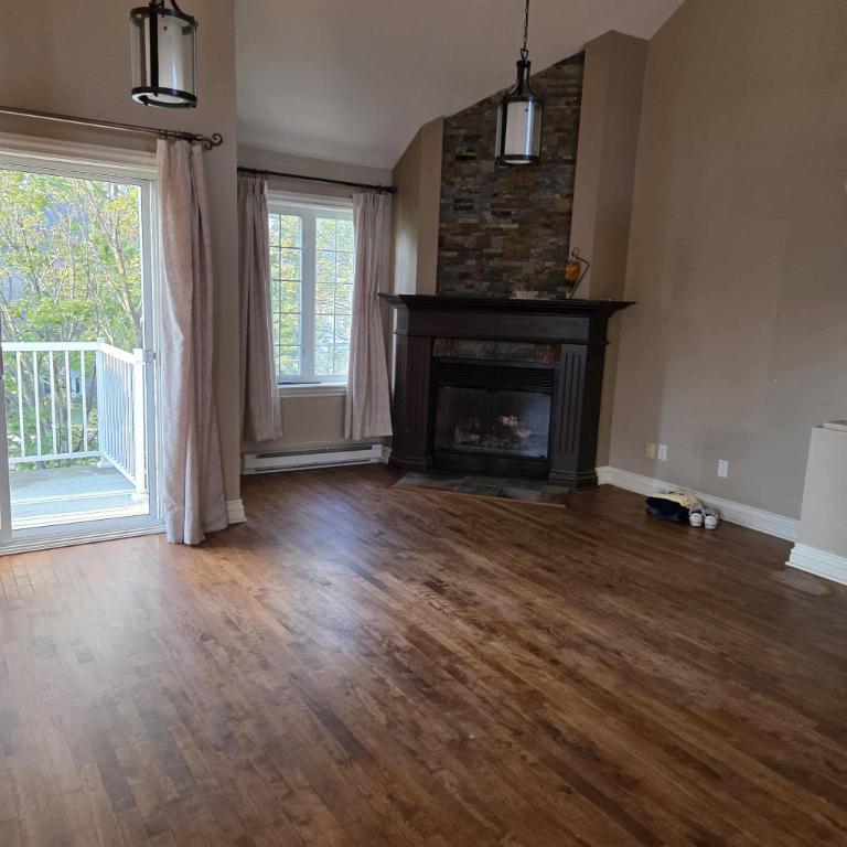 Super condo avec mezzanine, terrasse sur le toit, air climatisée, foyer au bois, abris tempo payé l'hiver - 1 espace de stationnement