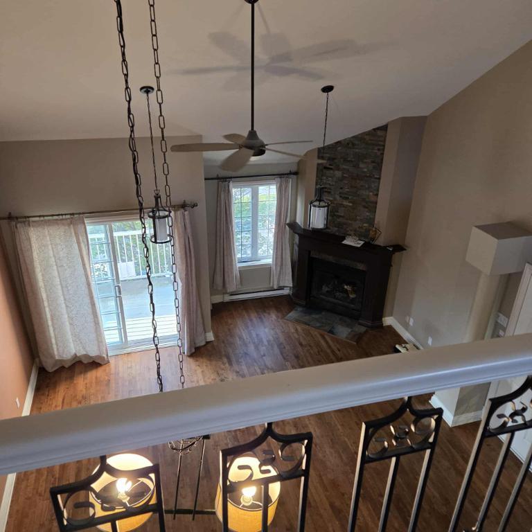 Super condo avec mezzanine, terrasse sur le toit, air climatisée, foyer au bois, abris tempo payé l'hiver - 1 espace de stationnement