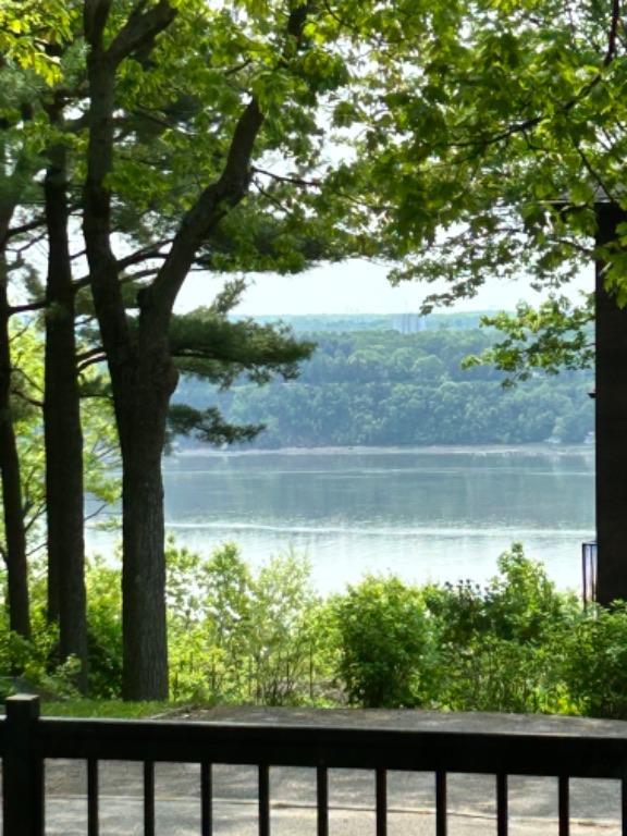 Maison lumineuse, vue partielle fleuve