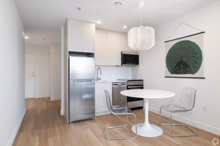 ✨ Loft meublé à louer – Bishop Embassy (Centre-ville de MTL) ✨