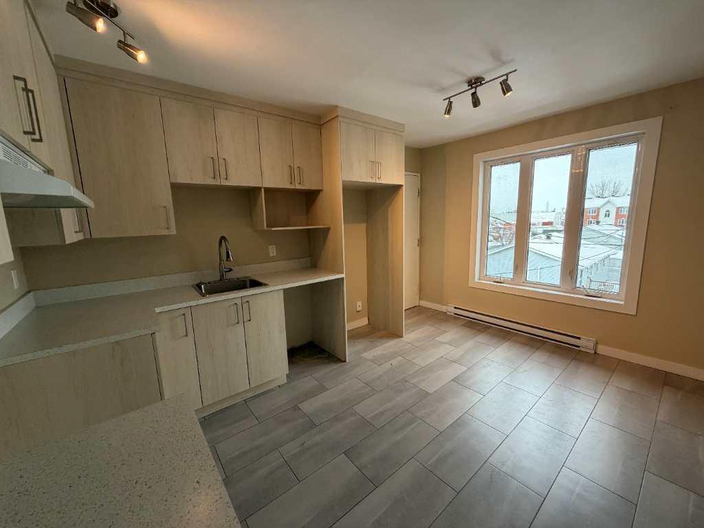 TRÈS BEAU 4 1/2 - LIBRE IMMÉDIATEMENT - RÉNOVÉ