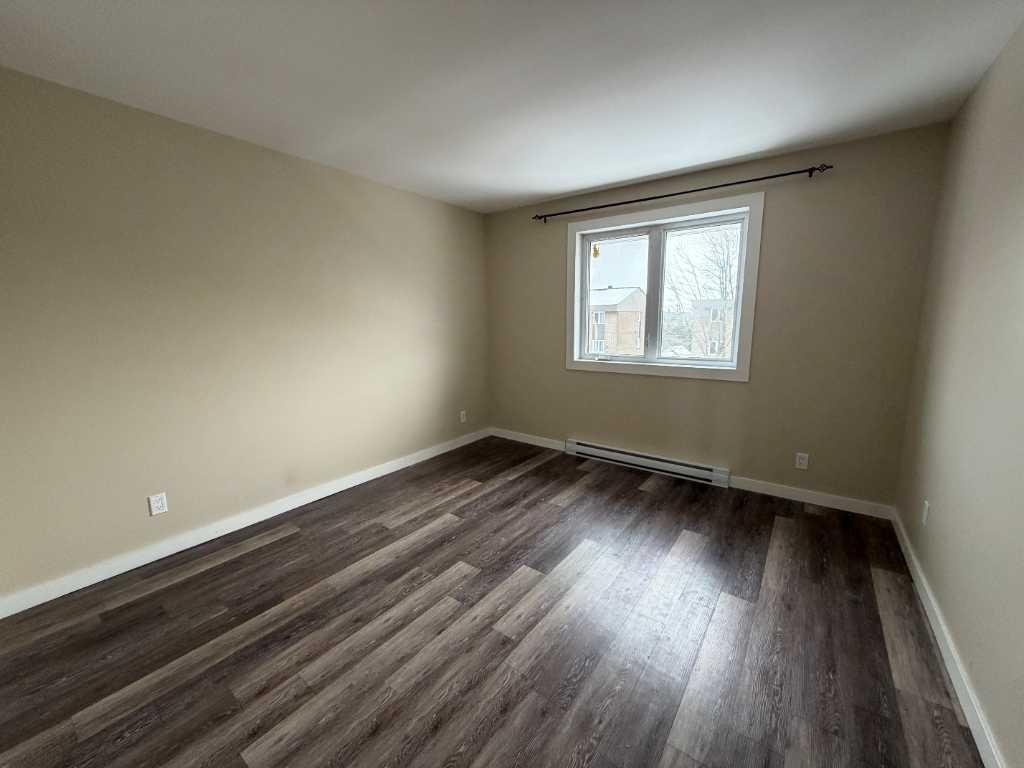 TRÈS BEAU 4 1/2 - LIBRE IMMÉDIATEMENT - RÉNOVÉ