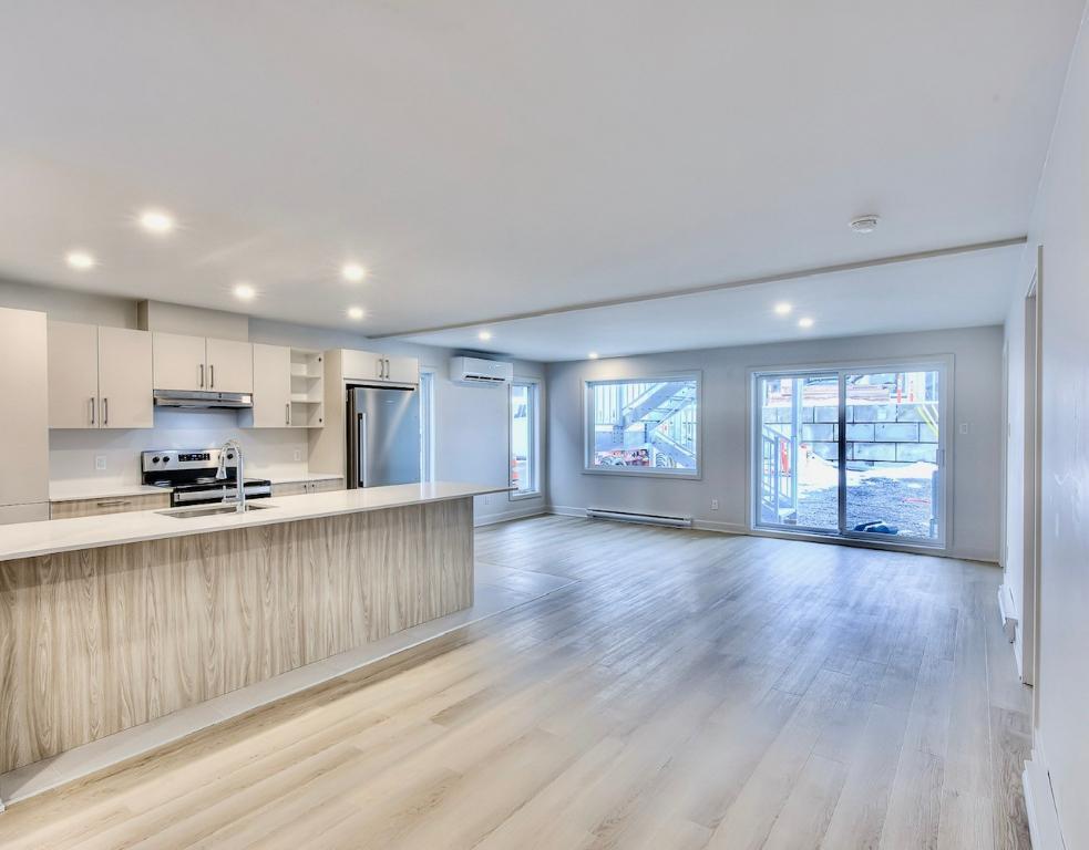 CONDO 5 1\2 FLAMBANT NEUF + 5 ÉLECTRO INCLUS + GRAND BALCON + STATIONNEMENT