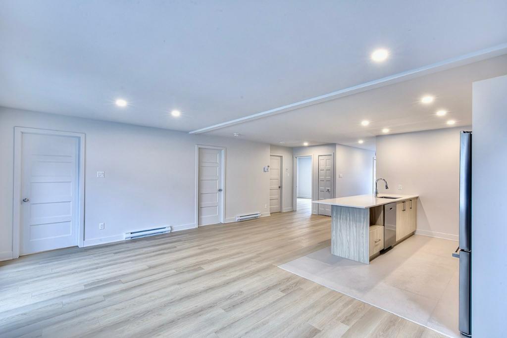 CONDO 5 1\2 FLAMBANT NEUF + 5 ÉLECTRO INCLUS + GRAND BALCON + STATIONNEMENT