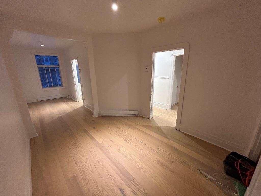 Superbe 6 1/2 rénové et disponible