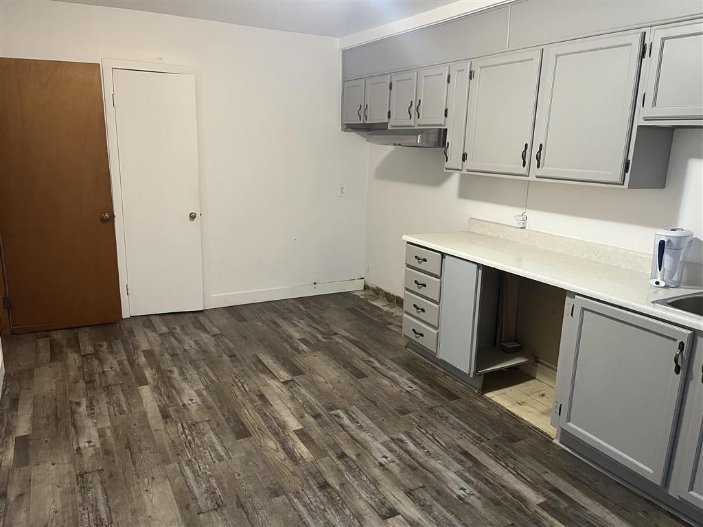 5 1/2 rénové, à 5 mn à pied du métro Fabre, des commerces et grands parcs