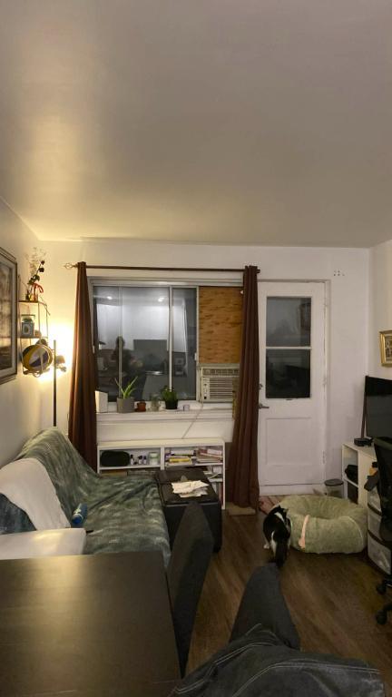 3 1/2 à louer pour 1er Janvier, 4 min à du metro, chauffé, parking disponible