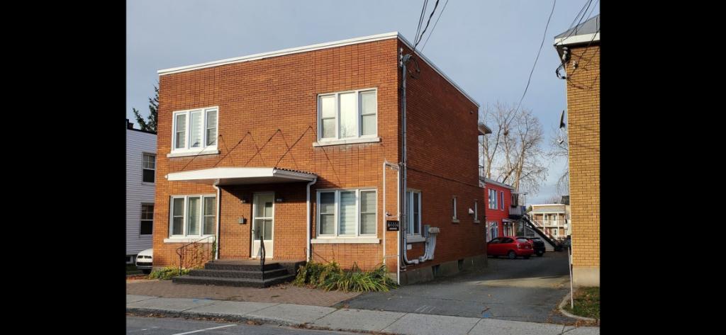 7 1/2 - Grande maison lumineuse avec garage en plein centre ville