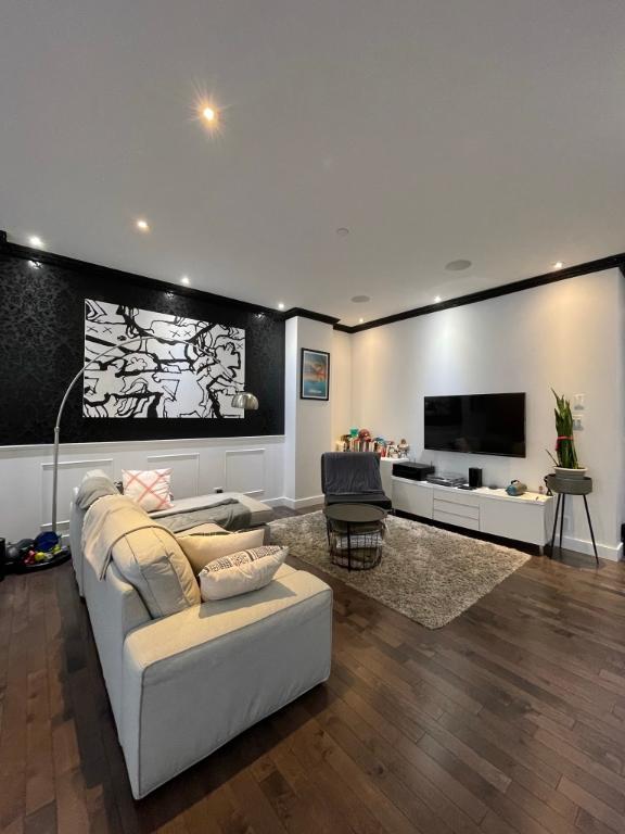 Condo luxueux et bien localisé à louer (Disponible) / Luxurious Condo well located condo for rent (Available)