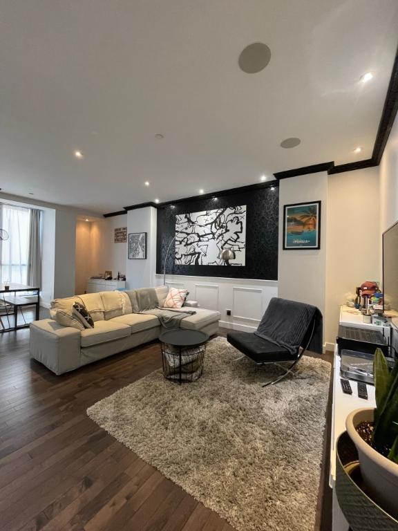 Condo luxueux et bien localisé à louer (Disponible) / Luxurious Condo well located condo for rent (Available)