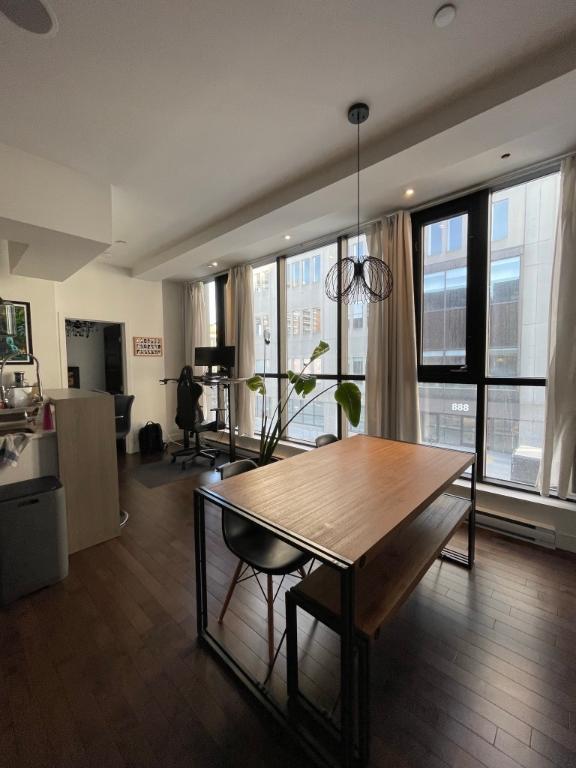 Condo luxueux et bien localisé à louer (Disponible) / Luxurious Condo well located condo for rent (Available)