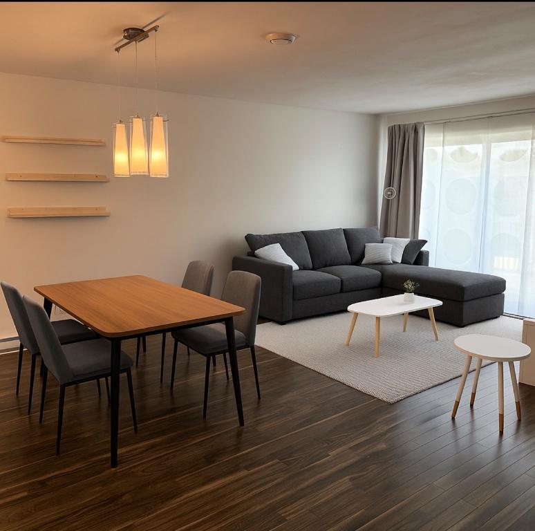 Condo 4 1/2 + Den à louer | Disponible Immédiatement