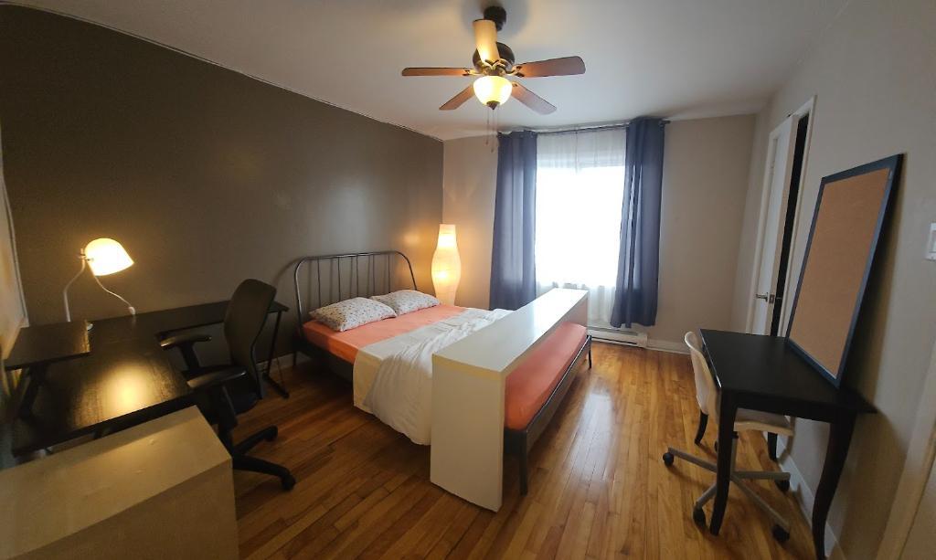 Grand 4 1/2 @ louer - face métro Viau / dernier étage