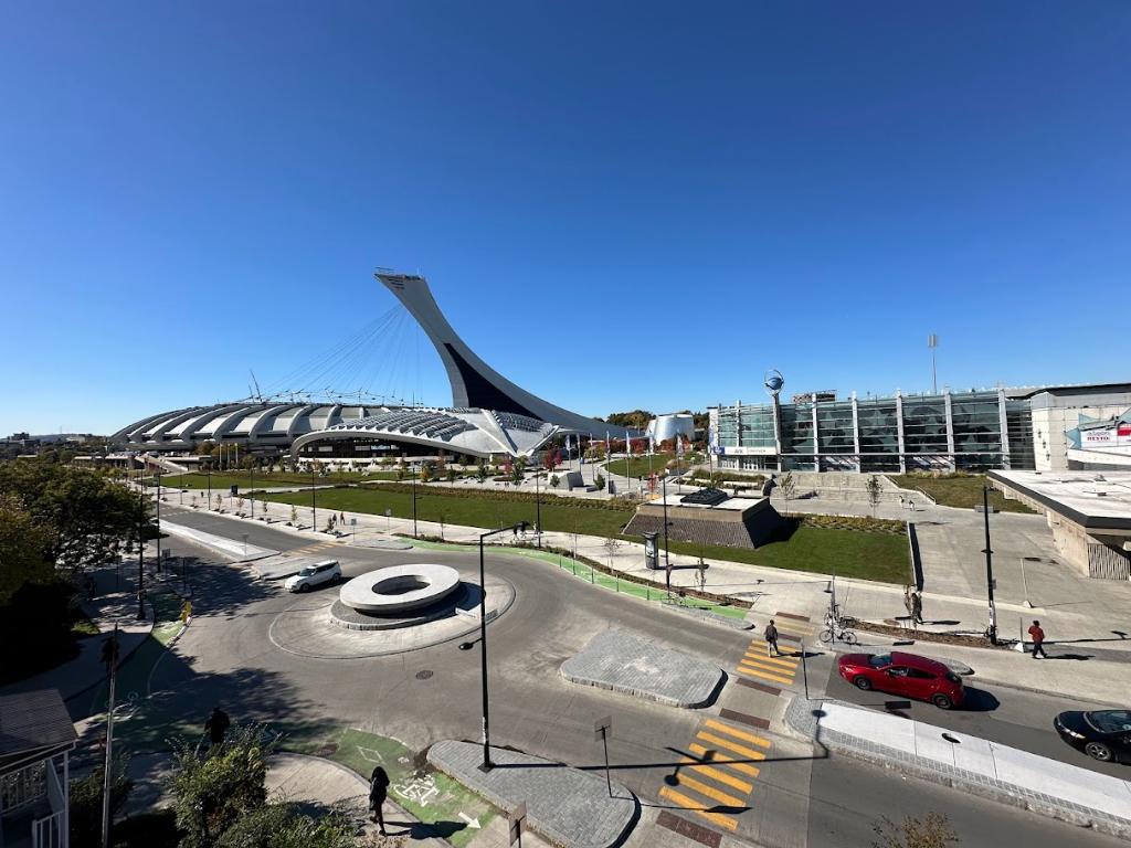 Grand 4 1/2 @ louer - face métro Viau / dernier étage