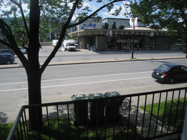 Grand 4 1/2 @ louer - face métro Viau / dernier étage