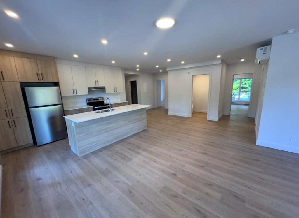 Immense 5 ½ (2 salles de bain dont 1 dans la chambre des maîtres)