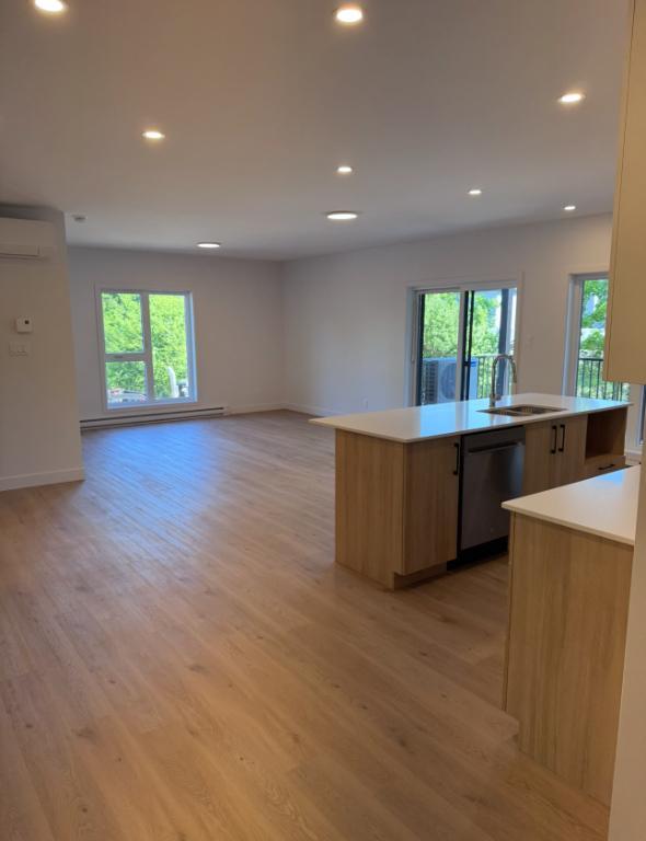 Immense 5 ½ (2 salles de bain dont 1 dans la chambre des maîtres)