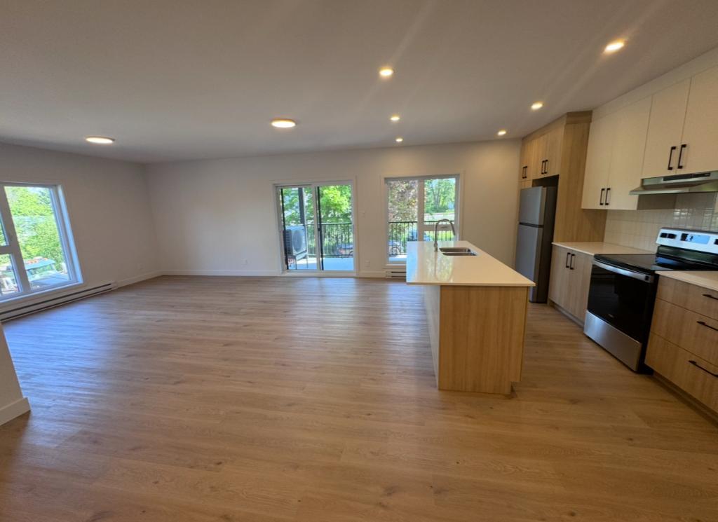 Immense 5 ½ (2 salles de bain dont 1 dans la chambre des maîtres)