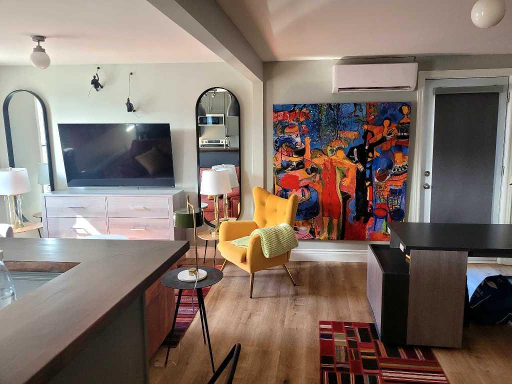 superbe Condo-loft 3 1/2 meublé et entièrement rénové à 5 minutes du métro joliette avec wifi, électtricité et chauffage inclus