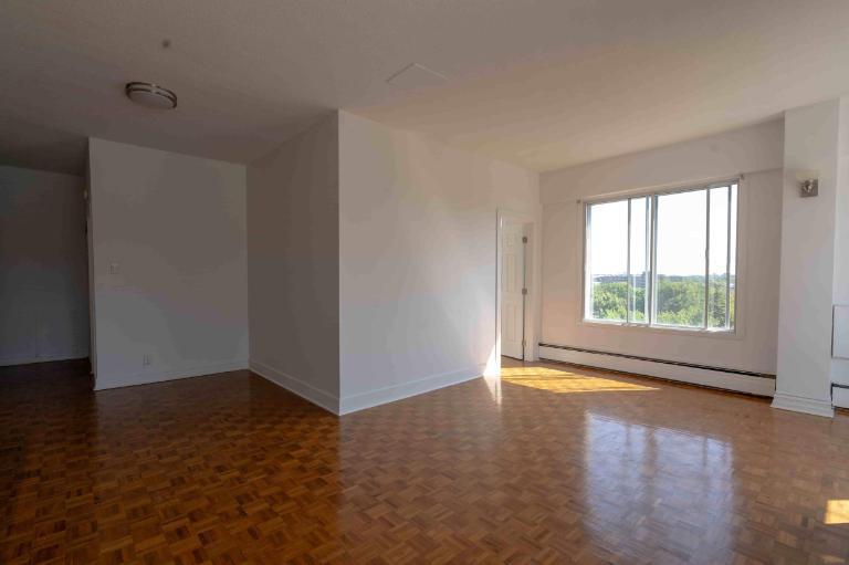 2 CH - 1 SDB - St-Laurent - $1,695 /mo