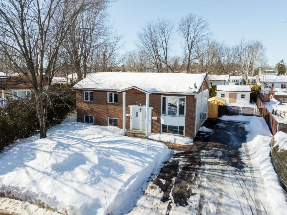 Grand 4 1/2 à louer ( Maison rez de chausée)