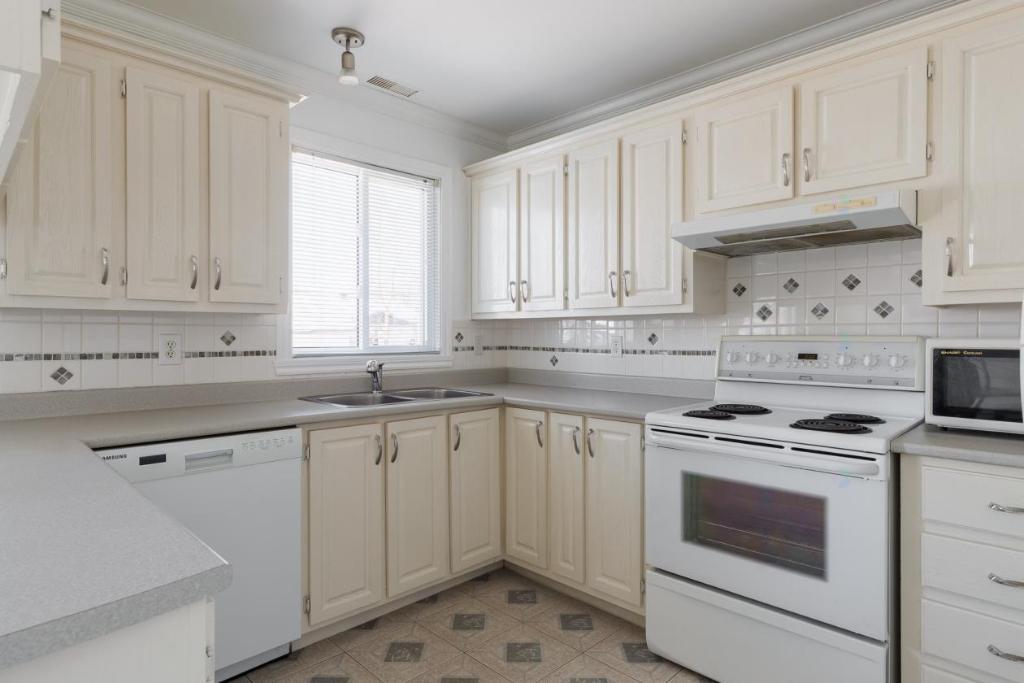 Grand 4 1/2 à louer ( Maison rez de chausée)