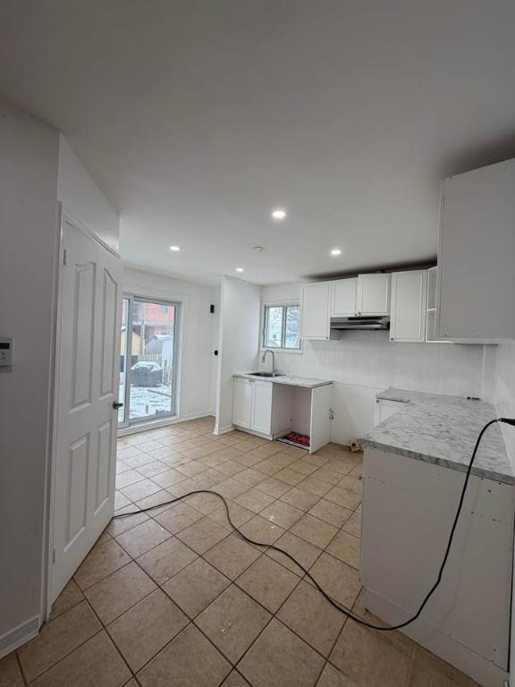 41/2 Metro Cartier Laval dispo maintenant internet stationnement, Loker, Thermopompe 1490$