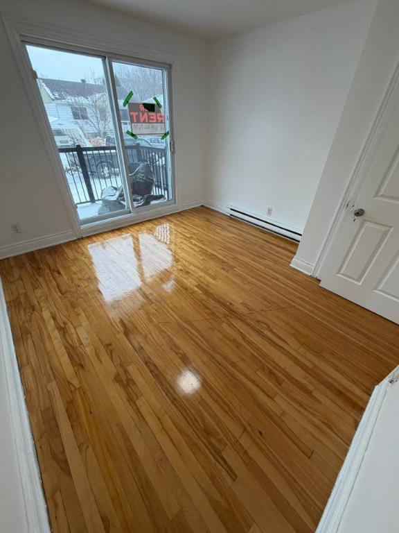 41/2 Metro Cartier Laval dispo maintenant internet stationnement, Loker, Thermopompe 1490$