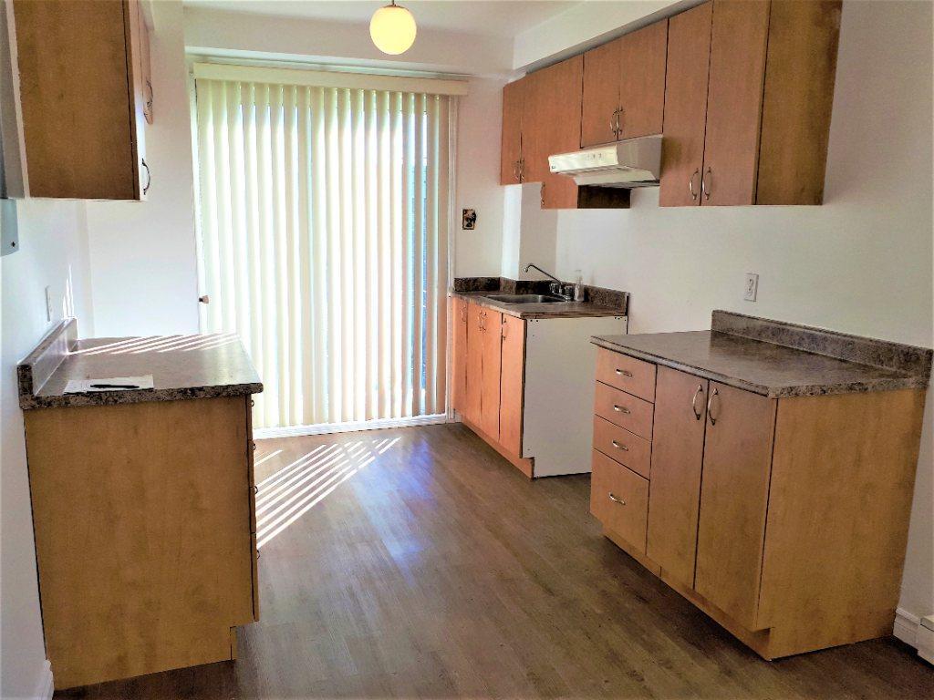 N-Rosemont Grand 4 1/2 Triplex 2e Étage près de tous les services