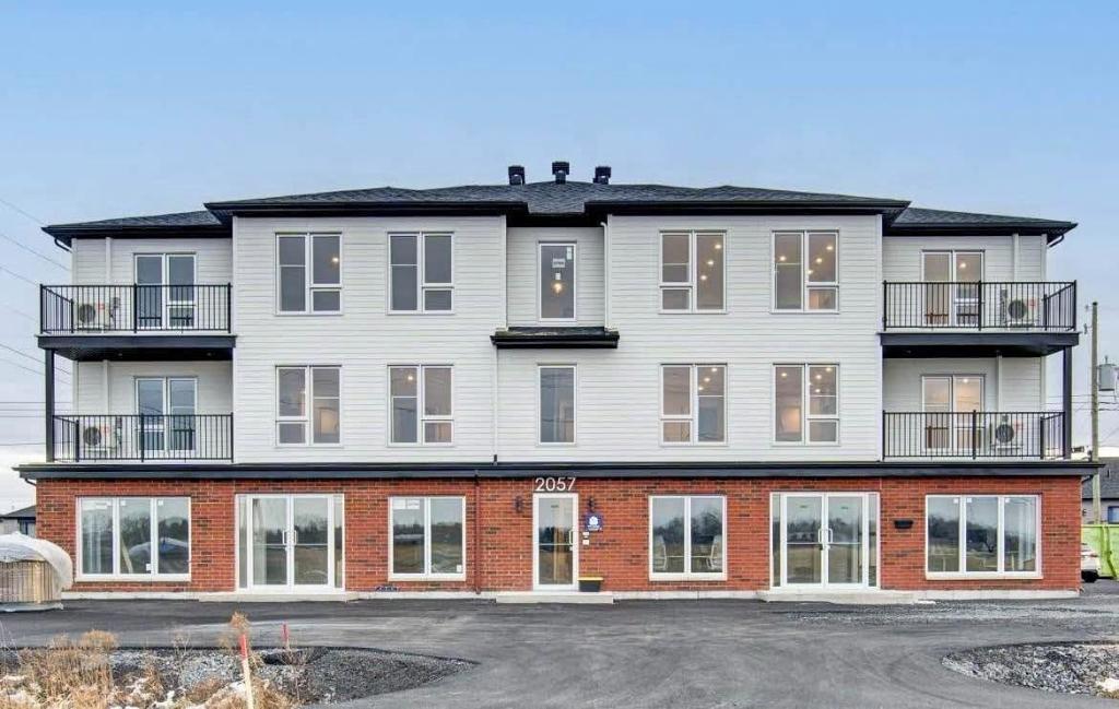 ** PROMO mois gratuit !! 4 1/2 neufs ! Huntingdon. WIFI inclus LIBRE IMMÉDIATEMENT!