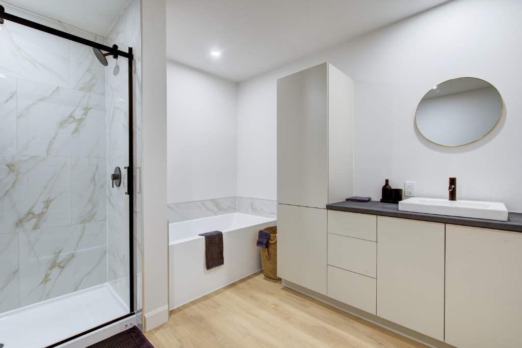 ** PROMO mois gratuit !! 4 1/2 neufs ! Huntingdon. WIFI inclus LIBRE IMMÉDIATEMENT!