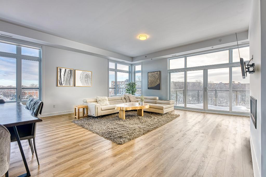 Penthouse 5 ½ adossé au golf de Saint-Lambert! 2 159 pi²