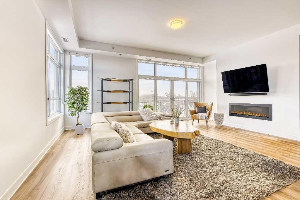 Penthouse 5 ½ adossé au golf de Saint-Lambert! 2 159 pi²